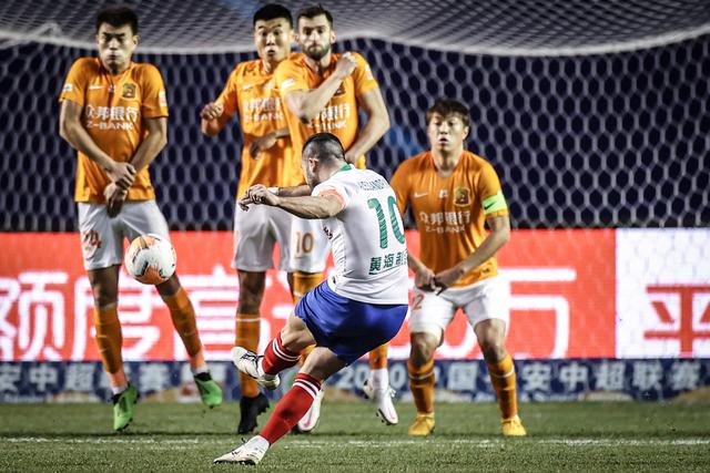 悲喜交错国足跌到第94位成耻辱小将绝杀埃弗顿14岁就签约巴萨